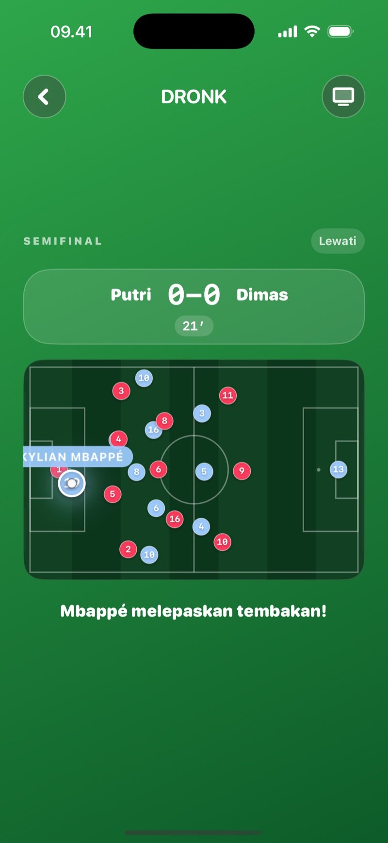 Pertandingan simulasi di Draft Sepak Bola: skor di atas, bola bergerak di lapangan, dan di bawahnya komentar langsung menit demi menit