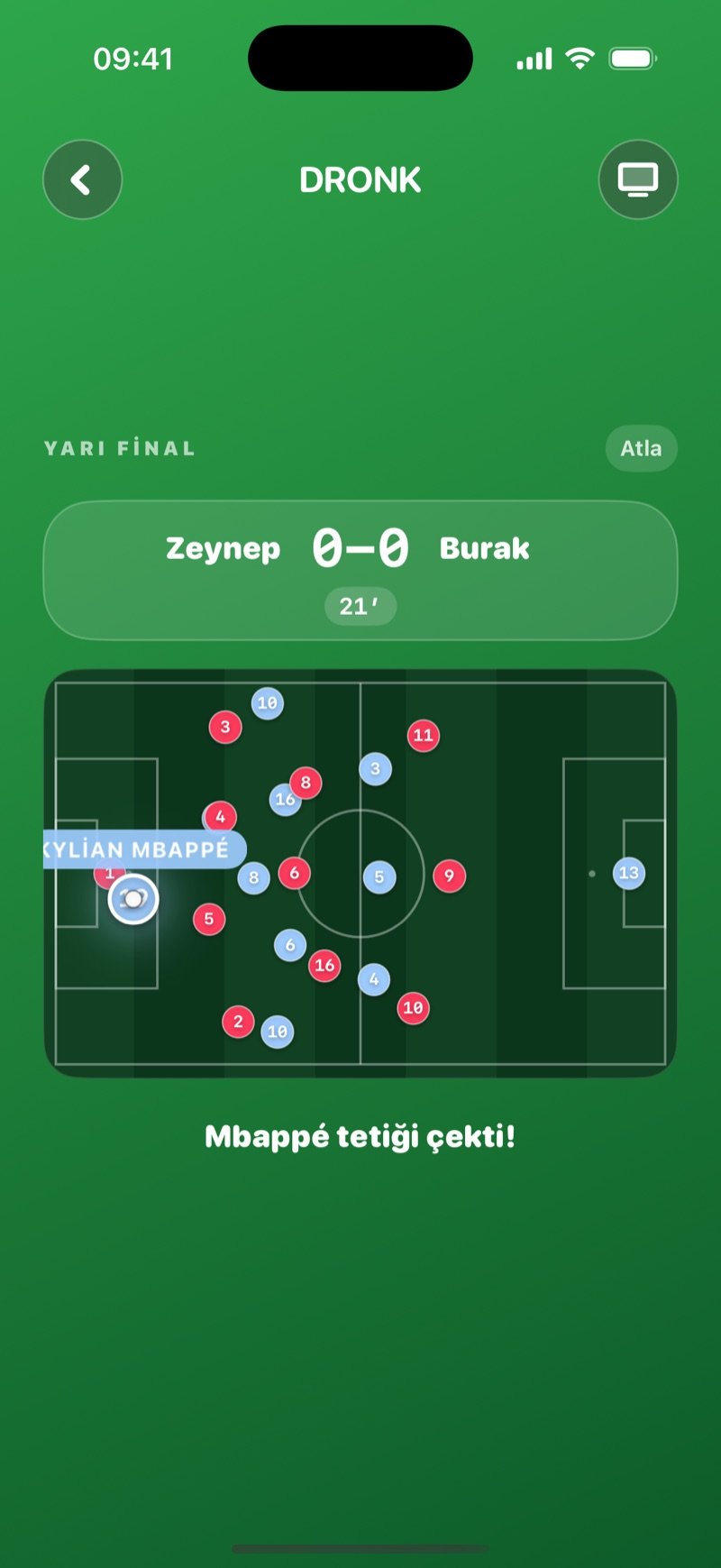 Futbol Draftı'nda simüle edilen yarı final: üstte skor, topun olduğu saha ve gollerle birlikte dakika dakika canlı anlatım