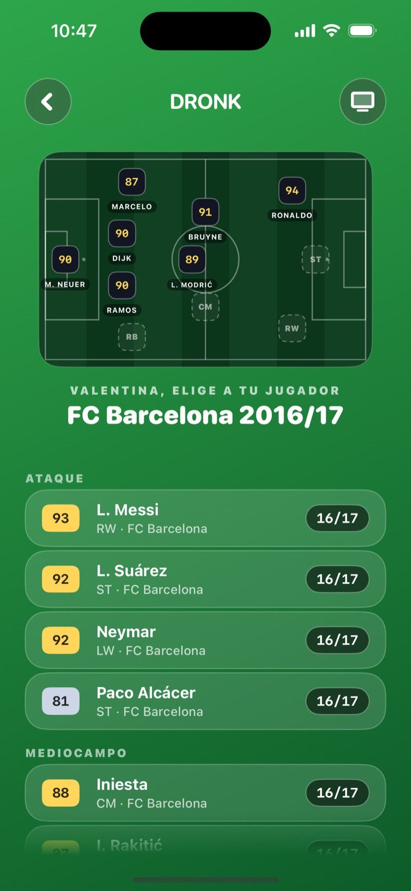 Elección de jugador en El Draft de fútbol: la plantilla en la que cayó la ruleta, con sus jugadores agrupados en ataque, mediocampo, defensa y portero, cada uno con posición y valoración
