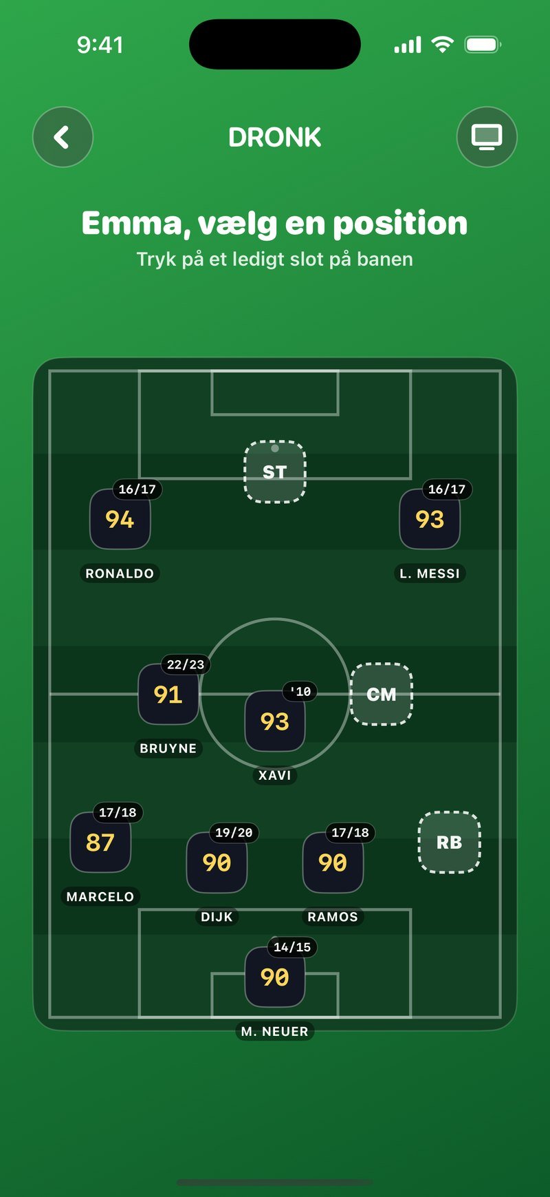 Draften i Dronk: Emmas 4-3-3 på banen med Ronaldo, L. Messi, Xavi, Bruyne, Marcelo, Dijk, Ramos og M. Neuer sat, og slottene ST, CM og RB stadig ledige
