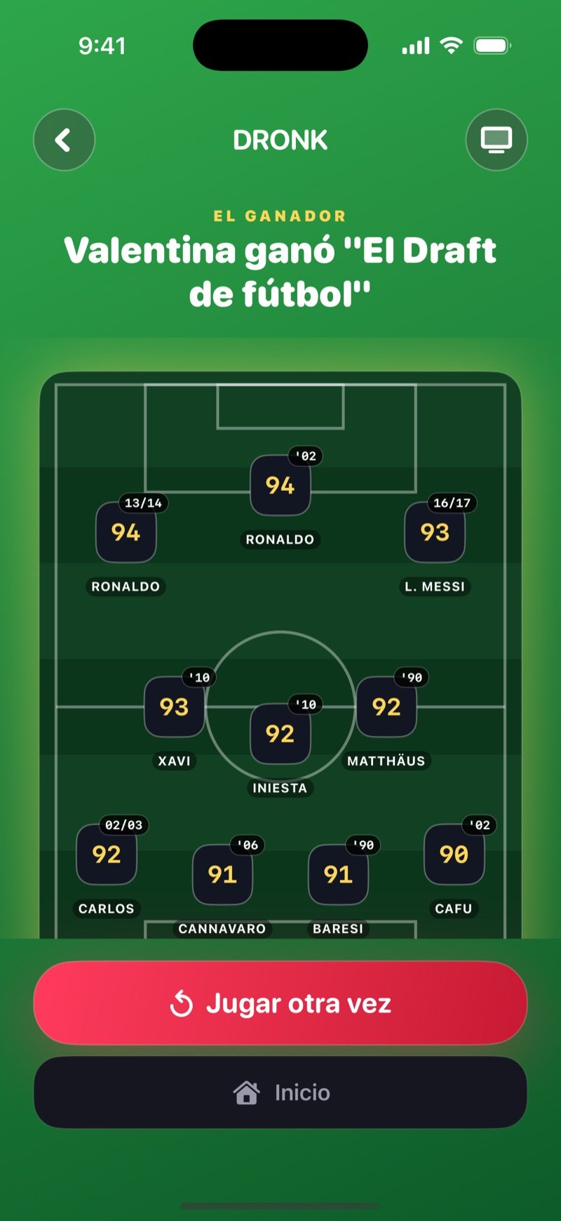 Pantalla final de El Draft de fútbol: el ganador con su once completo en una cancha con brillo dorado, y los botones Jugar otra vez e Inicio
