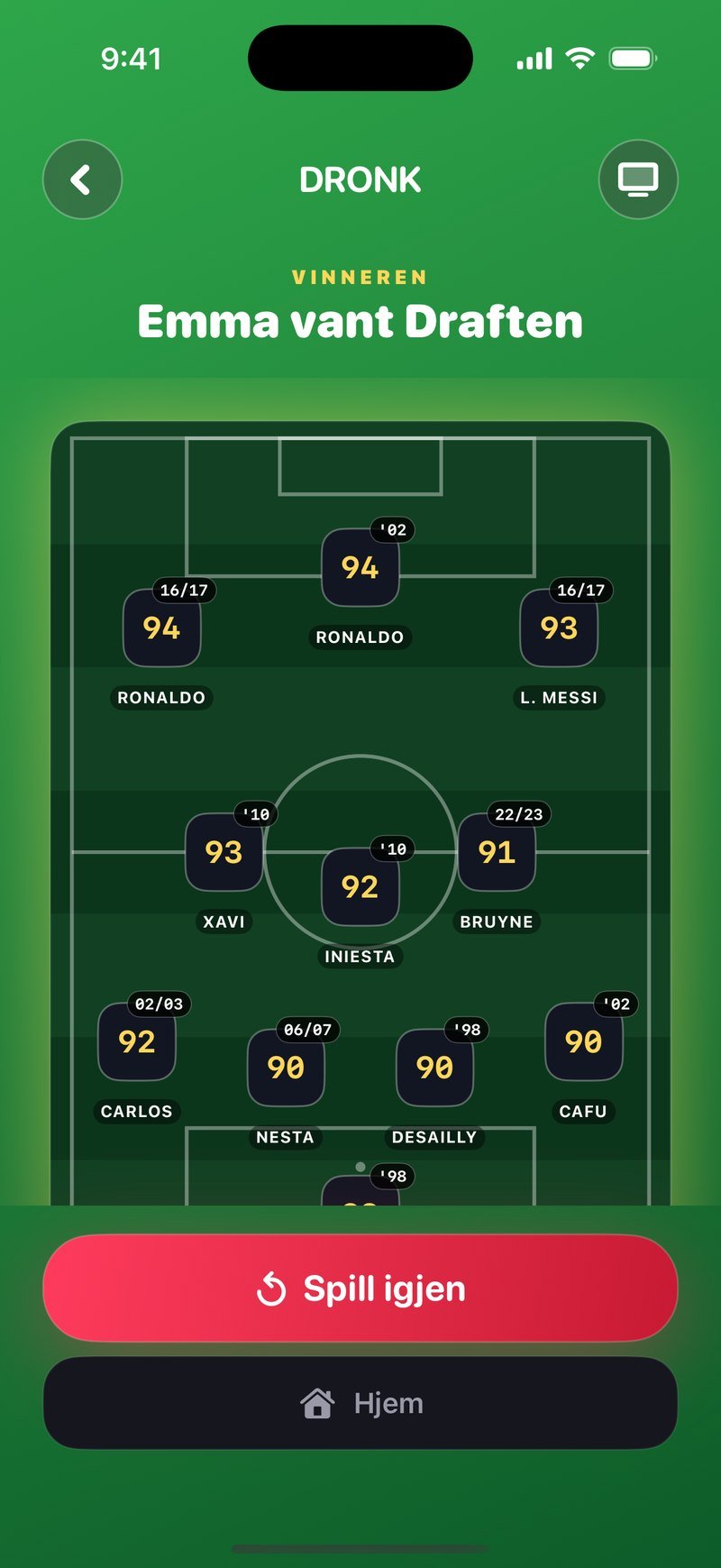 Resultatet i Draften: Vinneren, Emma vant Draften, med vinnerlaget i gull-glød med Ronaldo, L. Messi, Xavi, Iniesta, Bruyne, Carlos, Nesta, Desailly og Cafu, og knappene Spill igjen og Hjem