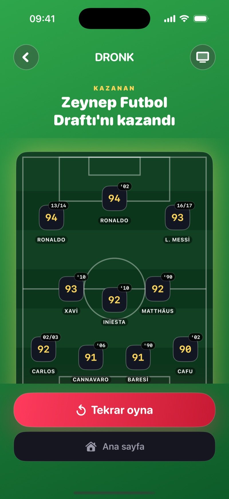 Futbol Draftı'nda sonuç ekranı: altın ışıltılı bir sahada kazananın tam on biri, Tekrar oyna ve Ana sayfa düğmeleri
