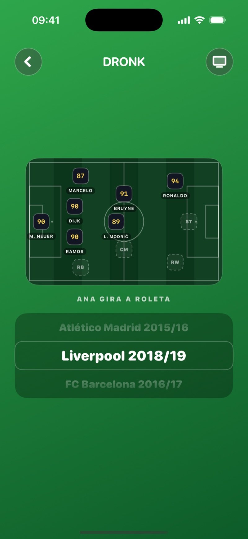 A vez de Olivia girar no Draft de futebol: o elenco dela em um campo pequeno no topo com sete jogadores posicionados, e a roleta girando abaixo mostrando Ajax 2018/19, Randers FC 2020/21 e Real Madrid 2017/18 (captura da versão em inglês)