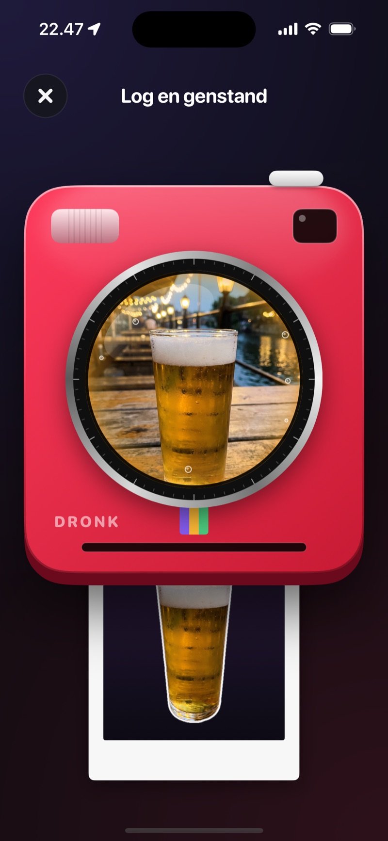 Instant-kameraet i Dronk tager et billede af et glas øl