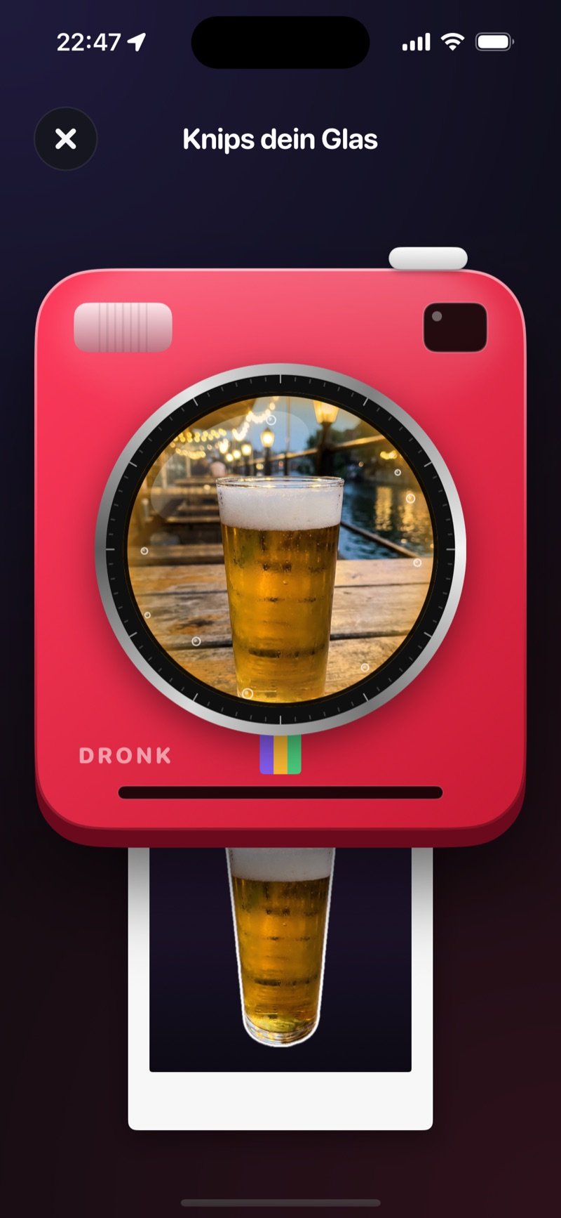 Die Sofortbildkamera in Dronk knipst ein Glas Bier