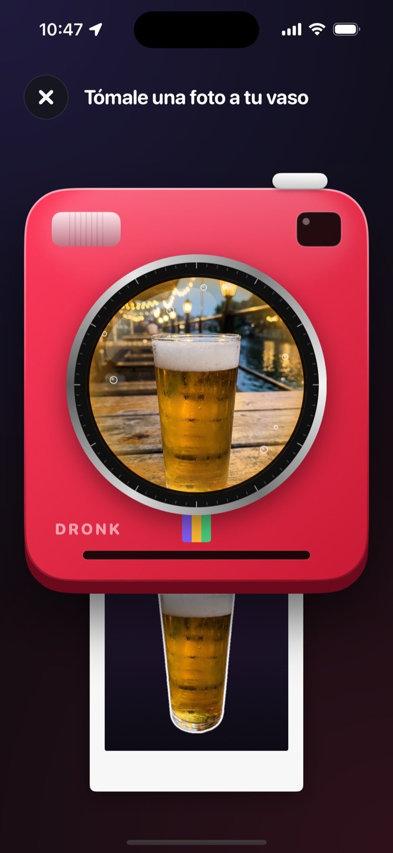 La cámara instantánea de Dronk tomándole una foto a un vaso