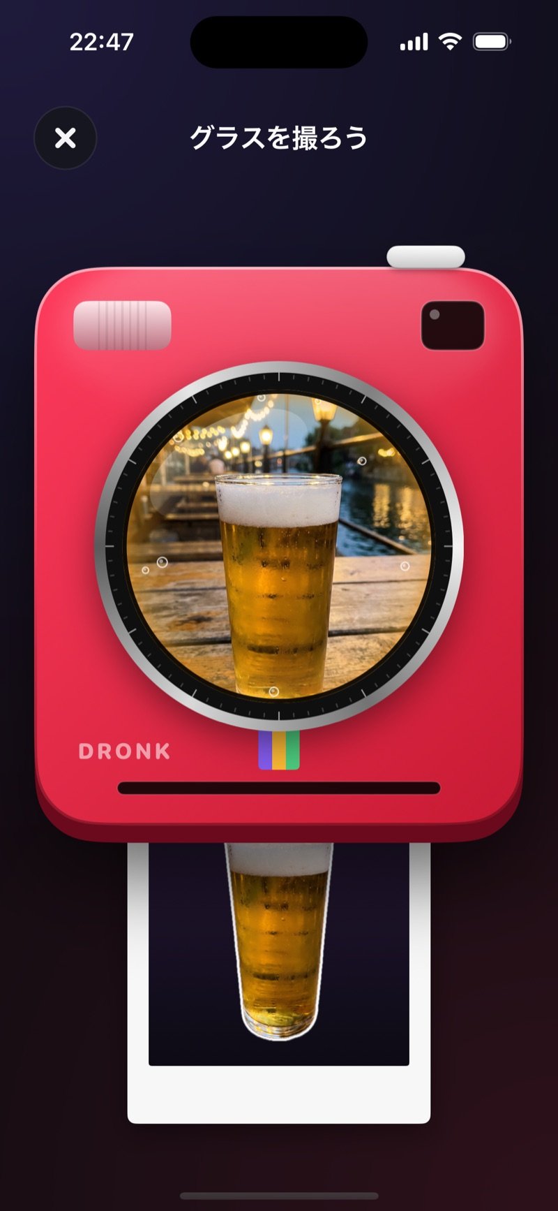 Dronkのインスタントカメラでビールのグラスを撮るところ