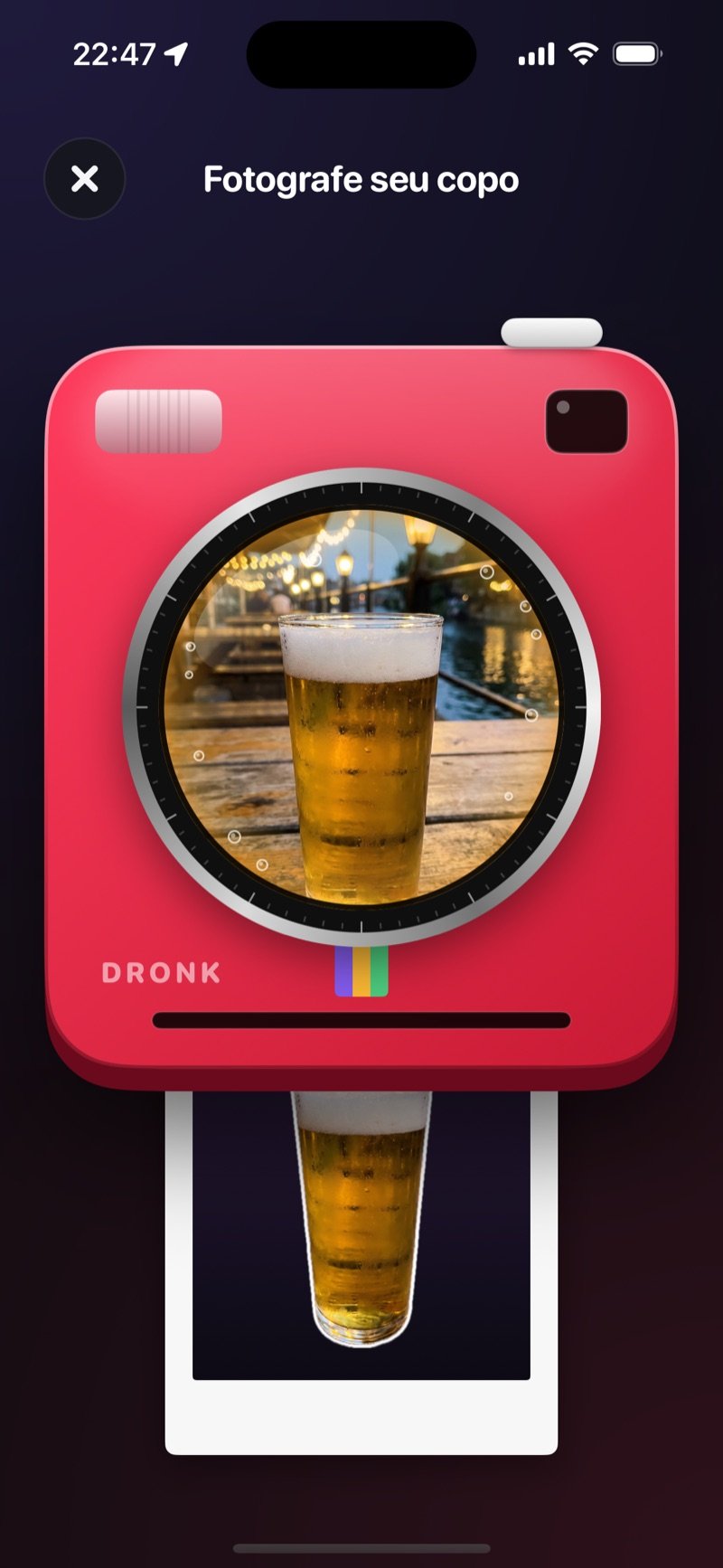 A câmera instantânea do Dronk fotografando um copo de chope