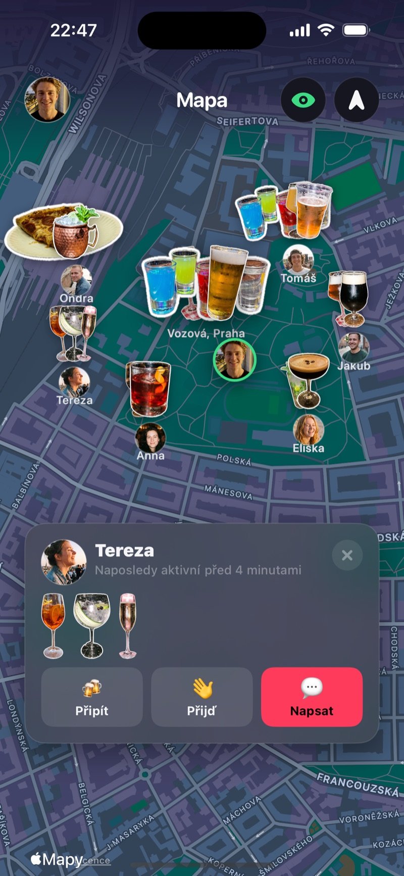 Mapa v Dronku s přáteli a jejich skleničkami dnes večer