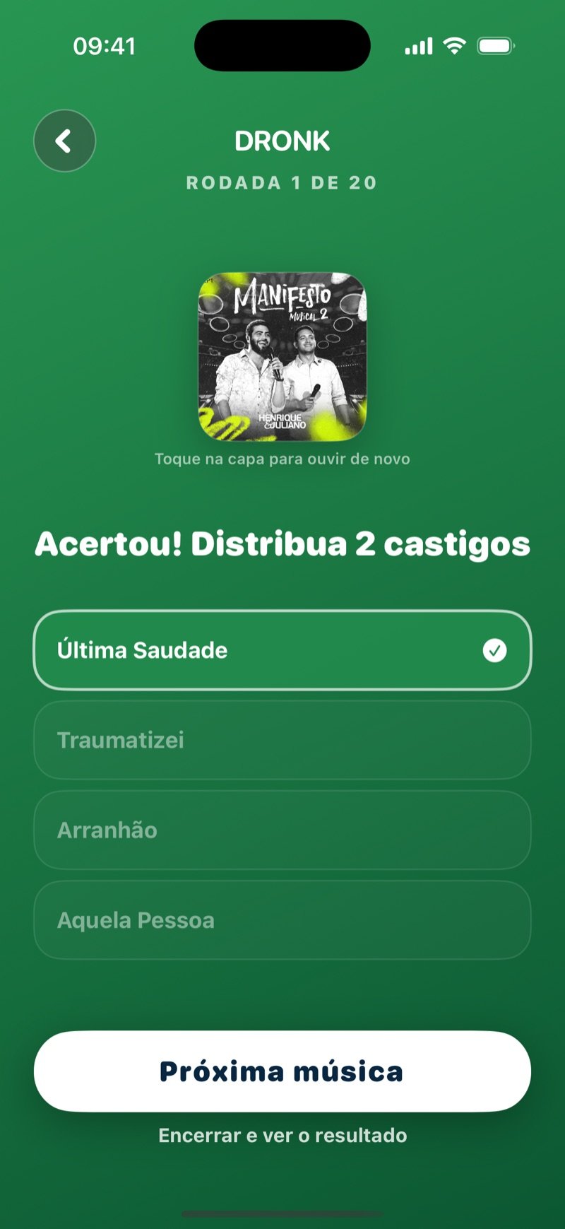 Adivinhe a Música depois de uma resposta certa: Someone You Loved destacada com um check, o texto Correct! Hand out 2 penalties, a resposta Someone You Loved (2018), o botão Next song e o link Finish & see result (captura da versão em inglês)