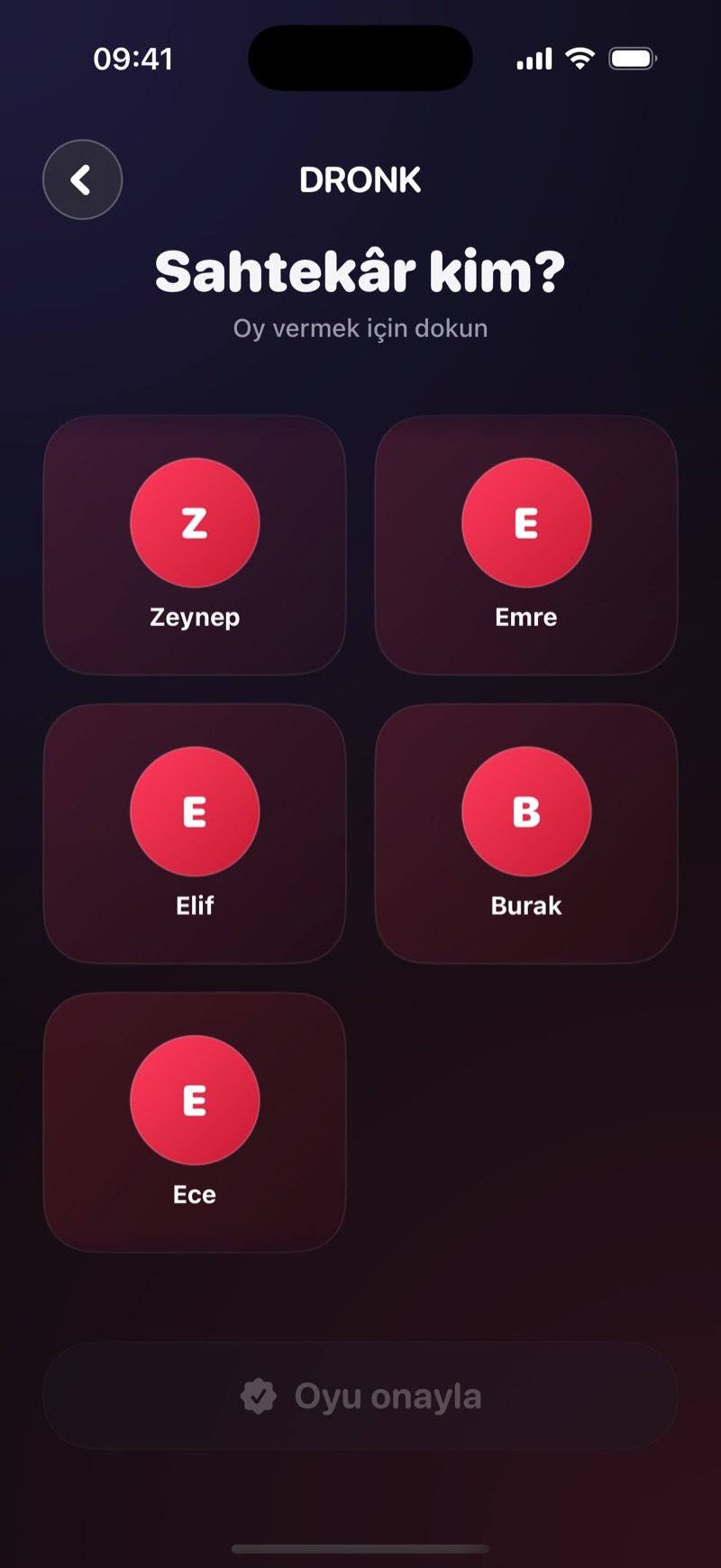 Dronk'ta oylama ekranı: Sahtekâr kim? başlığı, oyuncu kutucukları ve Oyu onayla düğmesi
