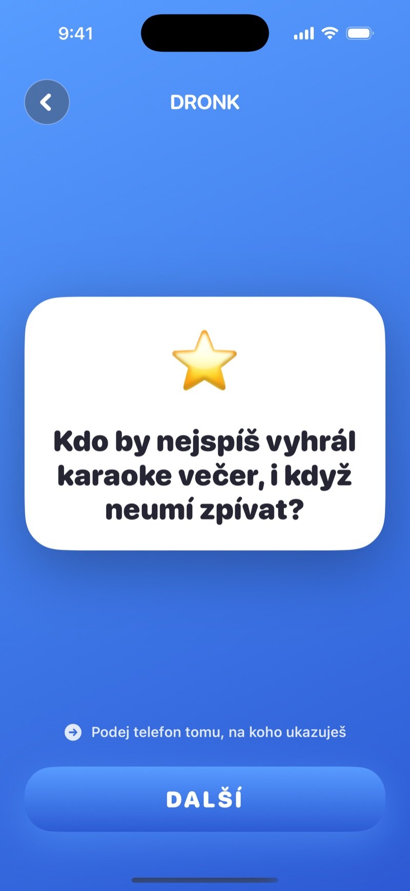 Kdo by spíš v aplikaci Dronk: karta s otázkou, na koho ukážete