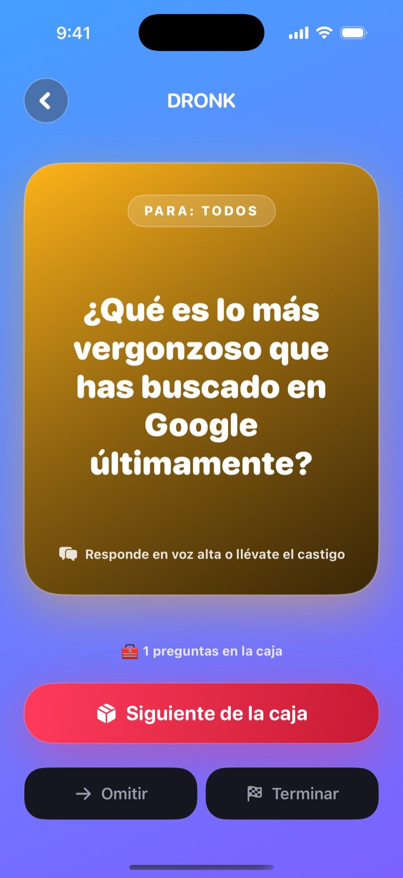 Carta LIVE de La Caja de Pandora sobre fondo azul: carta dorada con una pregunta para un jugador, el contador de preguntas en la caja y los botones Siguiente de la caja, Omitir y Terminar