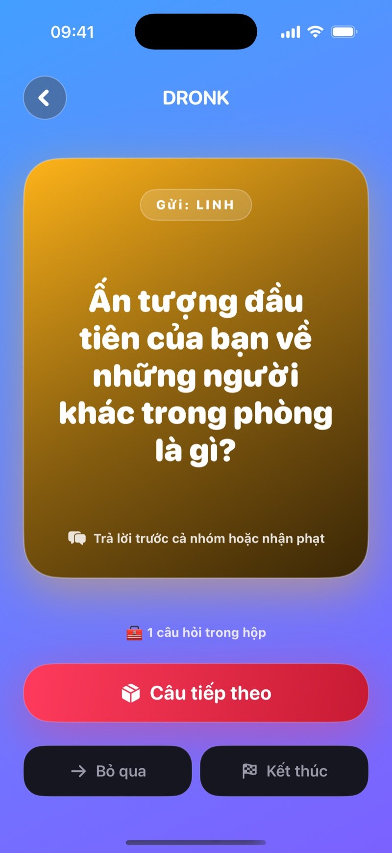 Thẻ LIVE trong Hộp Pandora trên nền xanh: thẻ vàng ghi tên người được hỏi và câu hỏi, bộ đếm số câu còn trong hộp, cùng các nút Câu tiếp theo, Bỏ qua và Kết thúc