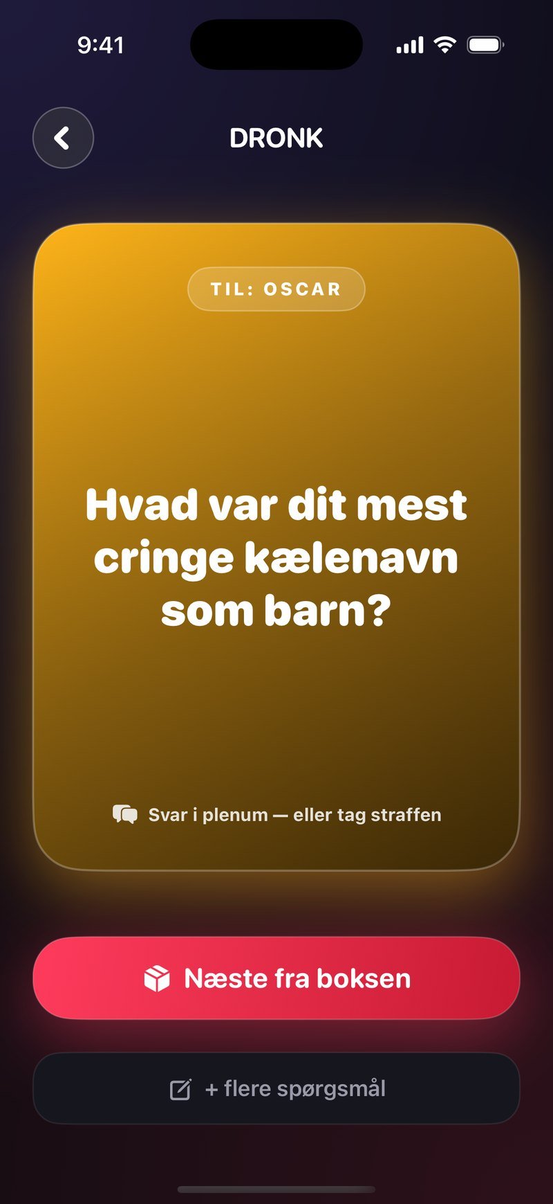Et trukket kort i Pandoras Æske: guldkort med mærkatet Til: Oscar og spørgsmålet Hvad var dit mest cringe kælenavn som barn, linjen Svar i plenum eller tag straffen og knappen Næste fra boksen
