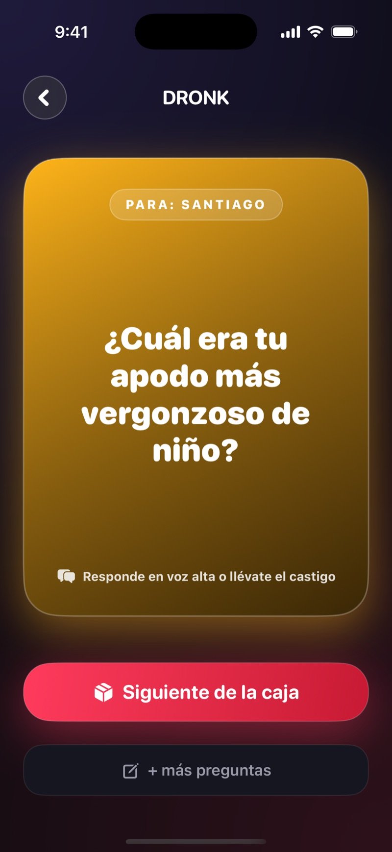 Una carta sacada de La Caja de Pandora: carta dorada con una pregunta para un jugador, la frase Responde en voz alta o llévate el castigo y el botón Siguiente de la caja