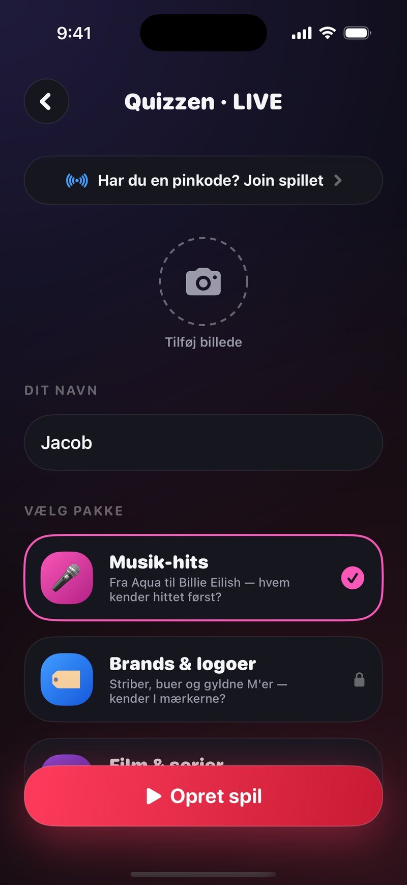 Opret-skærmen i Quizzen LIVE: linjen Har du en pinkode? Join spillet, en Tilføj billede-cirkel, feltet Dit navn med Jacob, overskriften Vælg pakke med Musik-hits valgt og Brands & logoer nedenunder, og knappen Opret spil