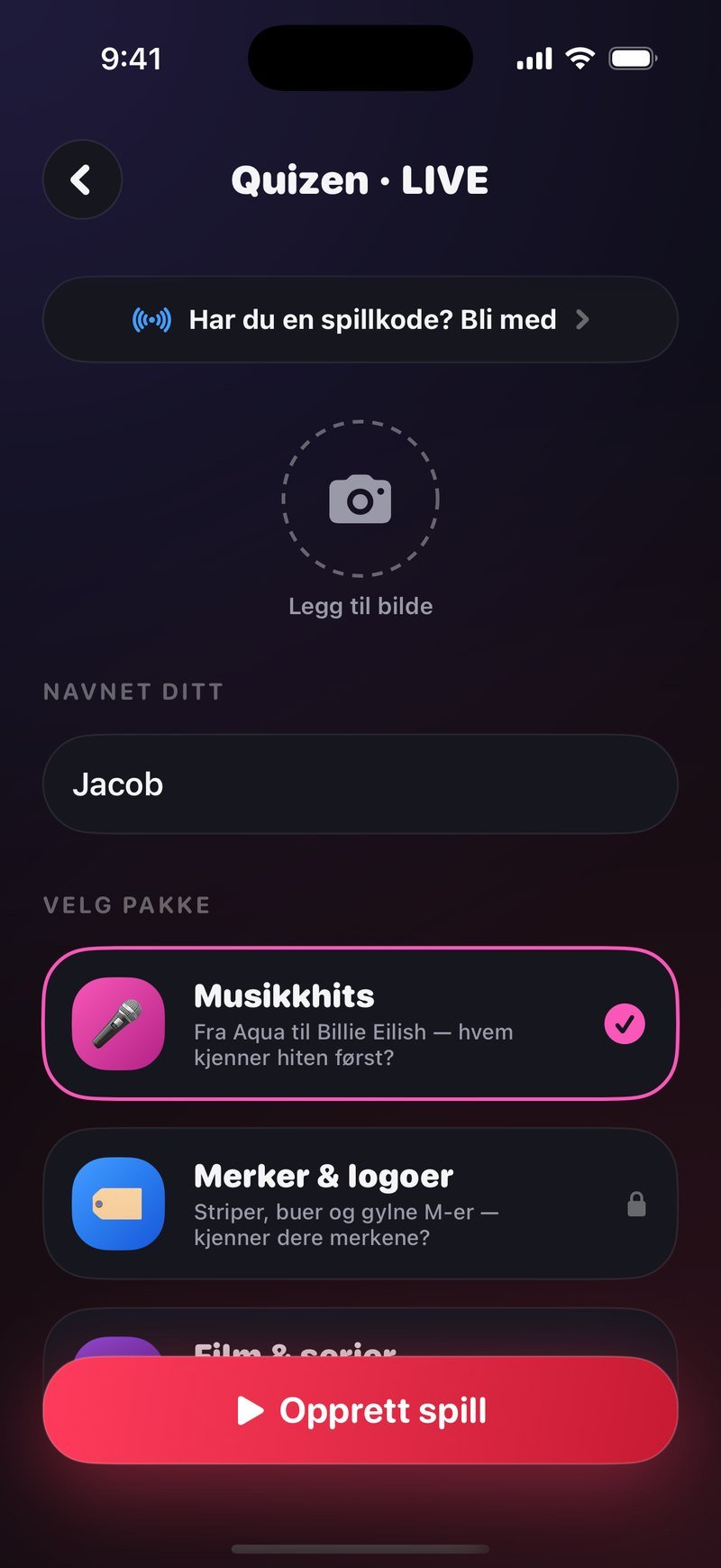 Oppstarten av Quizen i Dronk: tittelen Quizen LIVE øverst, linja Har du en spillkode? Bli med, et felt for å legge til bilde, navnefeltet NAVNET DITT med Jacob, og under VELG PAKKE står Musikkhits valgt med mikrofonikon over Merker og logoer og Film og serier, med knappen Opprett spill nederst