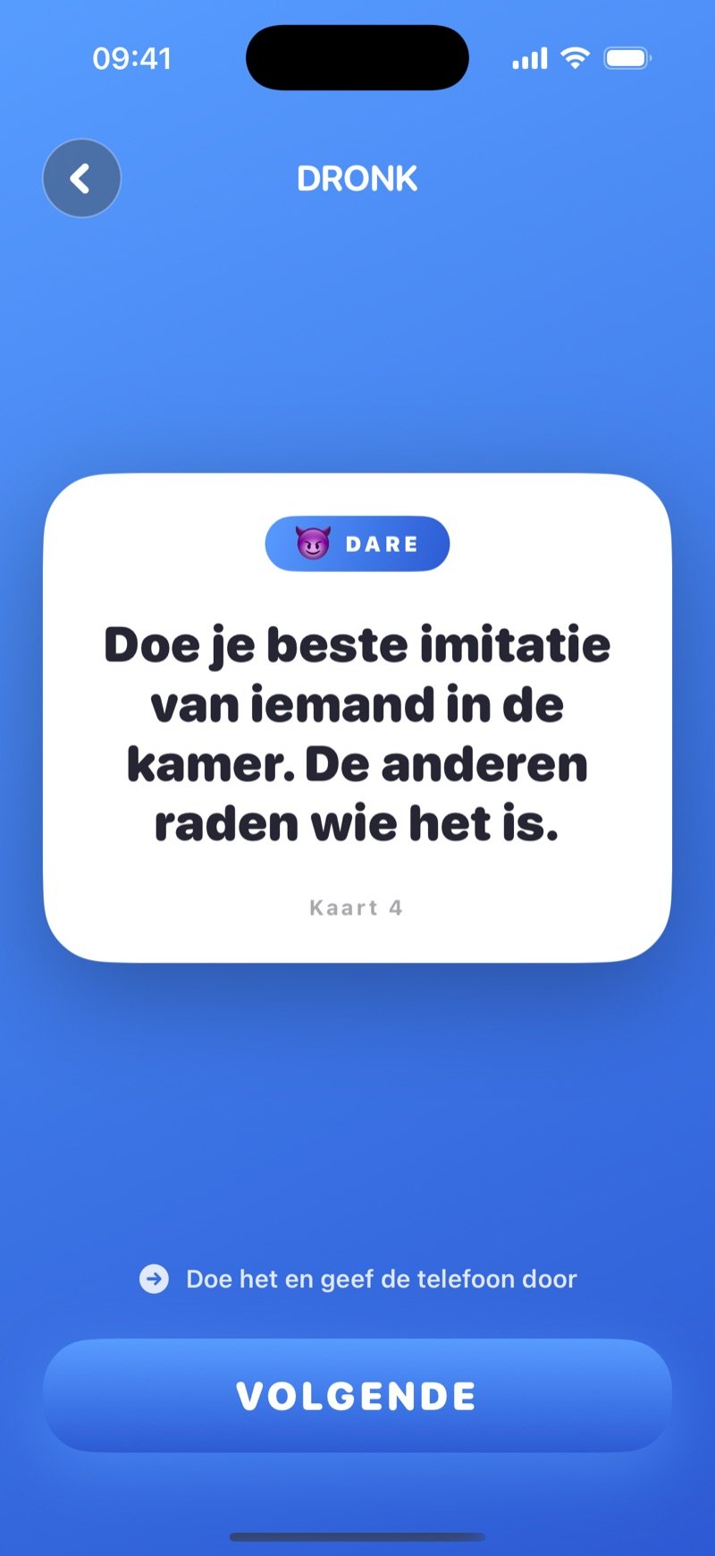 Dare-kaart in Dronk: 'Do your best impression of someone in the room, the others guess who it is.' met een Next-knop (screenshot van de Engelse versie)