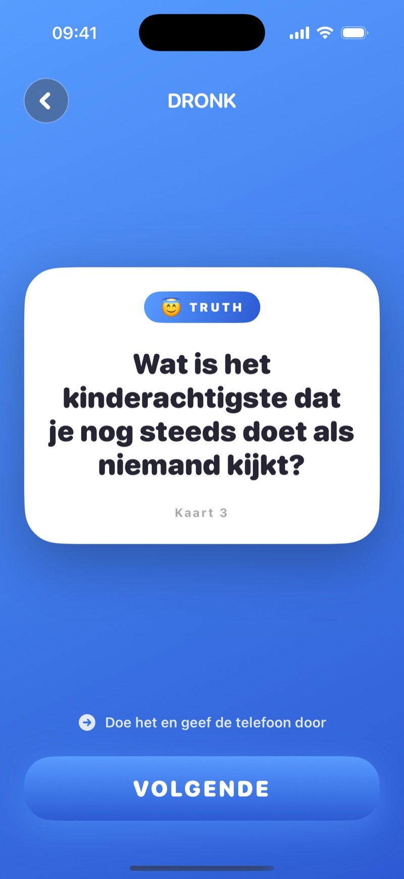 Truth-kaart in Dronk: 'What's the most childish thing you still do when nobody's watching?' met een Next-knop (screenshot van de Engelse versie)