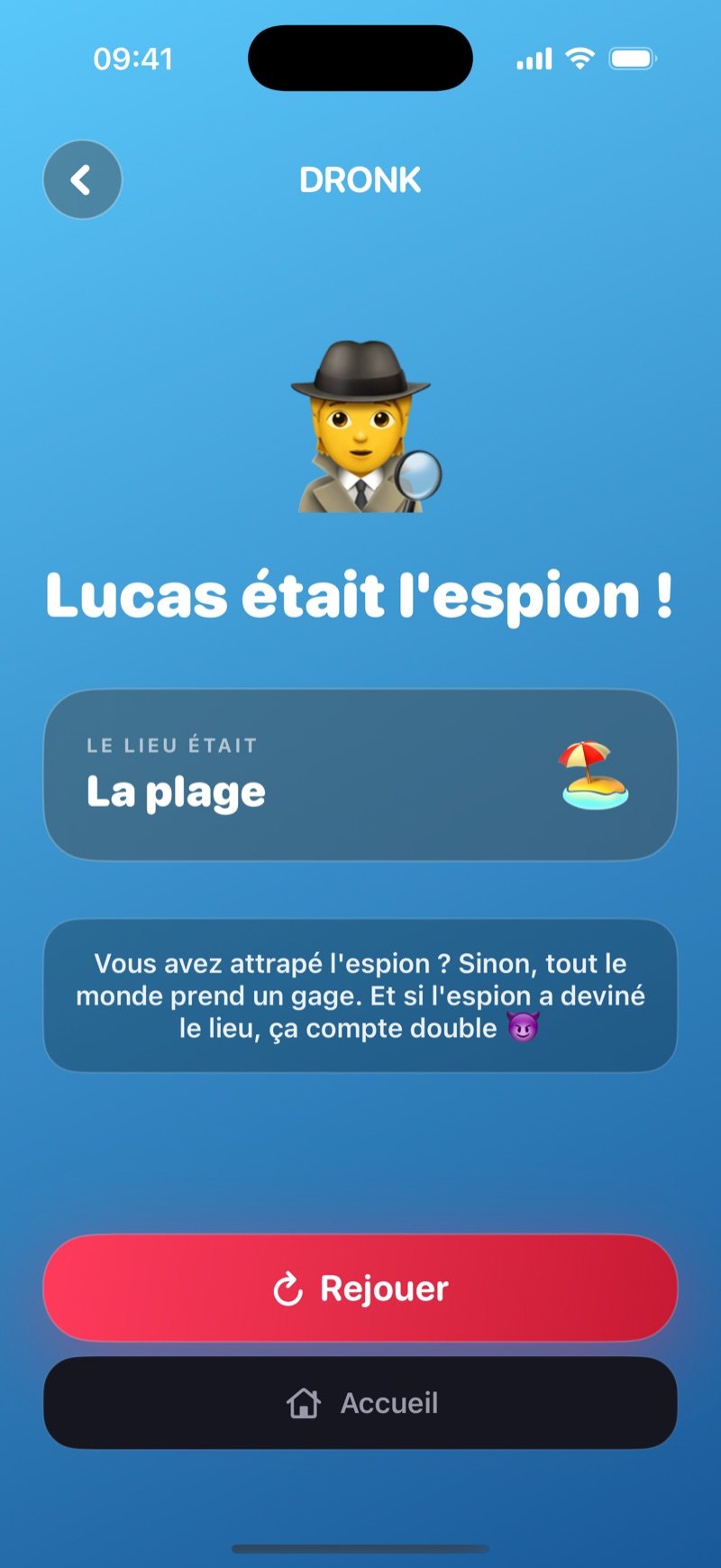 L'écran de résultat de l'Espion : Jake was the spy! The location was The Beach, une note indiquant que si l'espion n'est pas attrapé tout le monde prend un gage, doublé si l'espion a deviné le lieu, avec les boutons Play again et Home (capture de la version anglaise)
