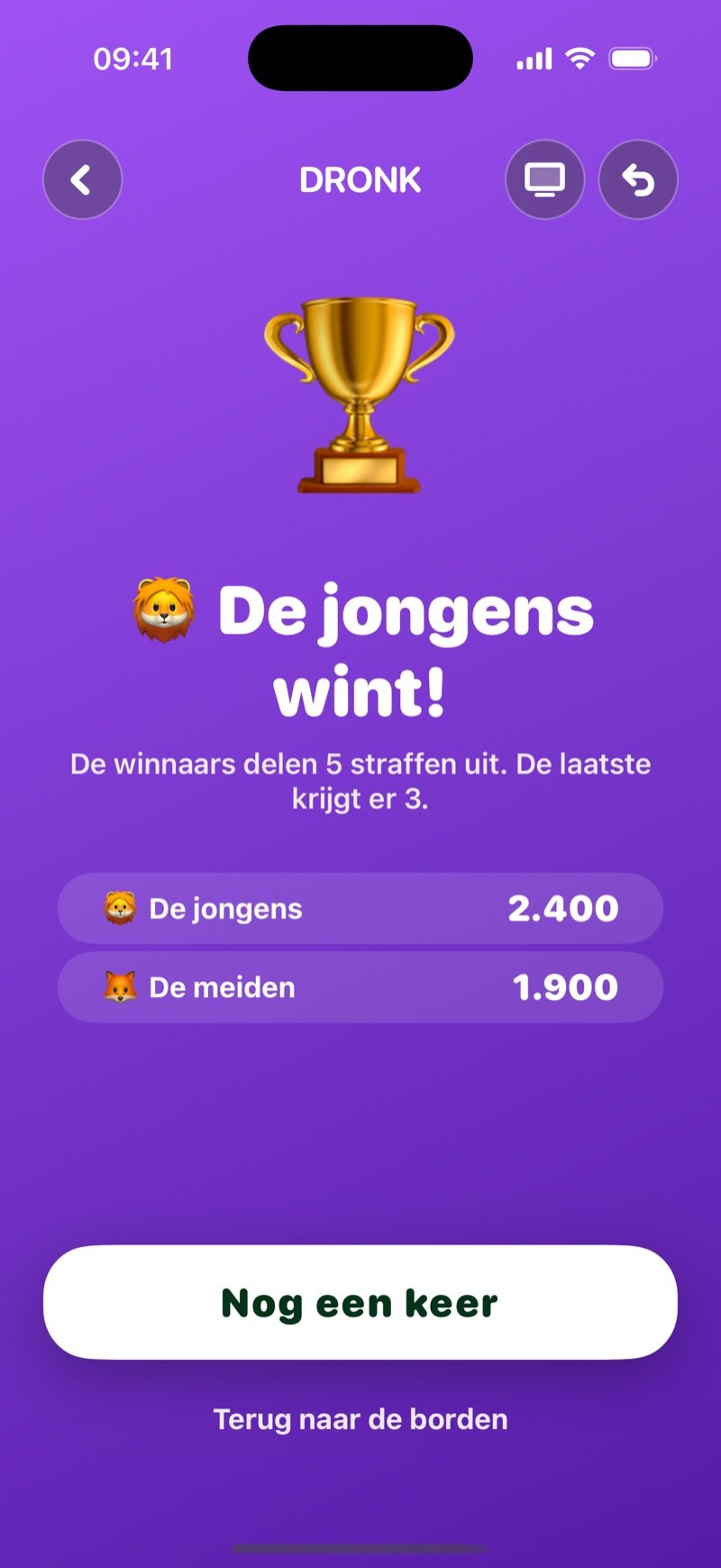 De eindstand van Het Bord: een trofee, de kop The Boys wins!, de tekst Winners hand out 5 penalties. Last place takes 3., de scores The Boys 2,400 en The Girls 1,900, een Play again-knop en een Back to the boards-link (screenshot van de Engelse versie)
