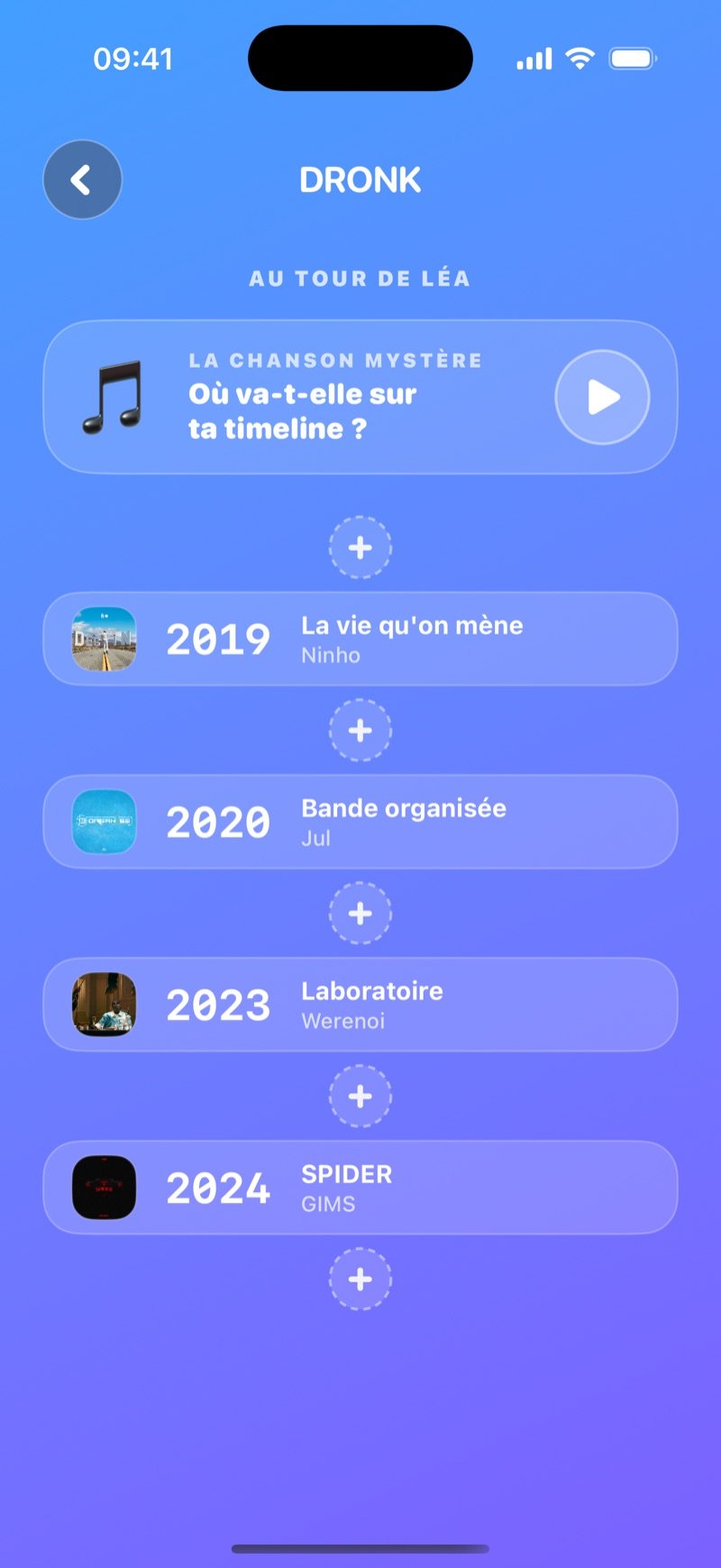La Timeline dans l'app Dronk : le tour d'Olivia, une carte chanson mystère avec un bouton play au-dessus de sa timeline de quatre cartes de Billie Jean (1982) à bad guy (2019), avec des cases + pour placer la chanson (capture de la version anglaise)