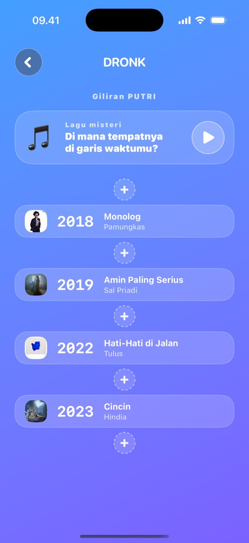 Garis Waktu di aplikasi Dronk: giliran satu pemain, kartu lagu misteri dengan tombol putar di atas garis waktunya yang diurutkan per tahun, dengan slot + untuk menaruh lagunya