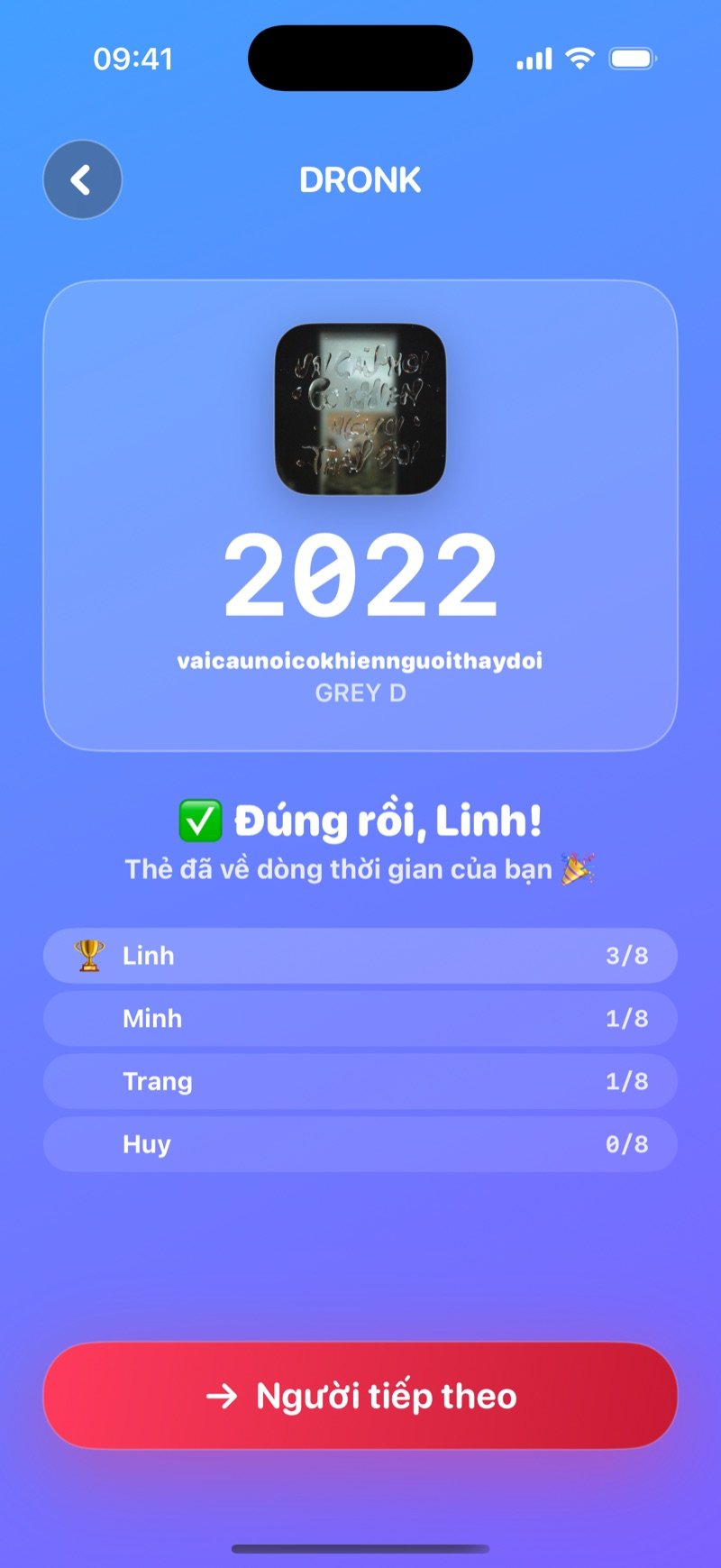Màn hình lật kết quả của Dòng thời gian: năm phát hành hiện to phía trên tên bài và nghệ sĩ, thông báo đặt đúng, bảng điểm của cả nhóm và nút Người tiếp theo