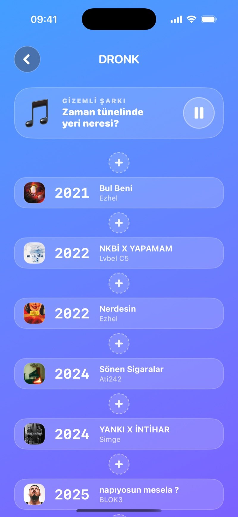 Zaman Tüneli LIVE yerleştirme ekranı: oyuncunun kendi telefonunda, her kartın arasında + boşluğu olan zaman tünelinin üstünde gizemli şarkı kartı